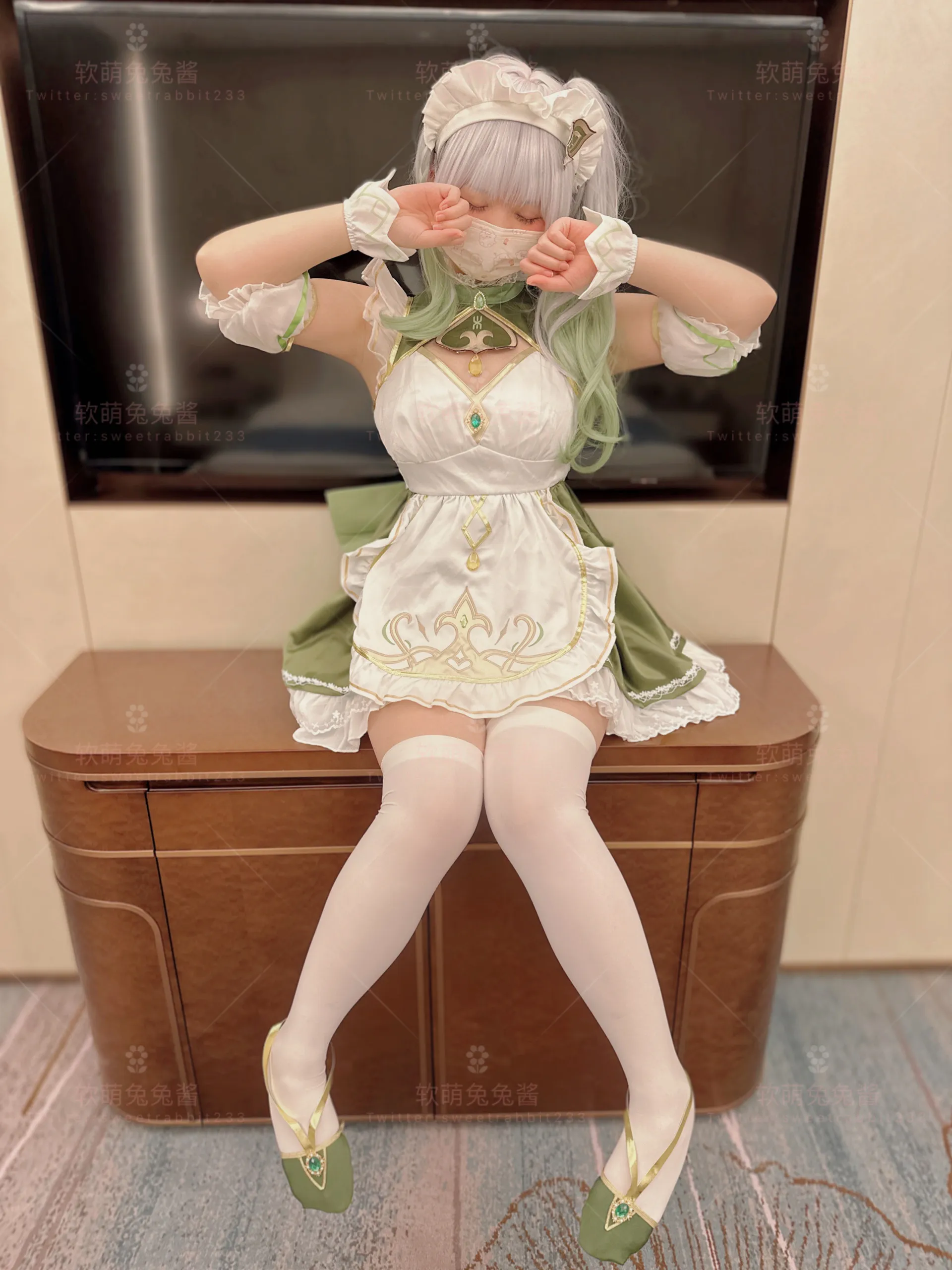软萌兔兔酱坐姿Cosplay造型展示