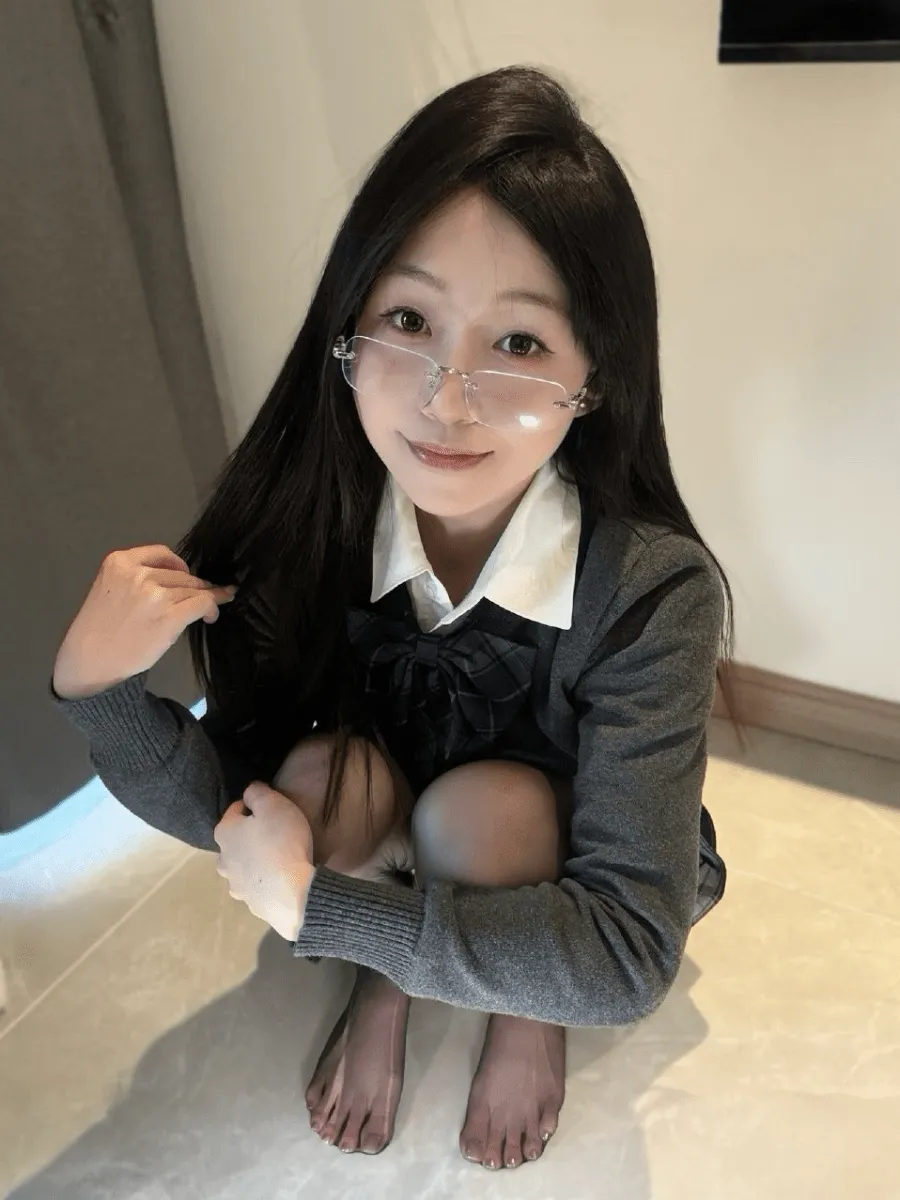 别拔虎牙灰色针织服饰眼镜造型照片