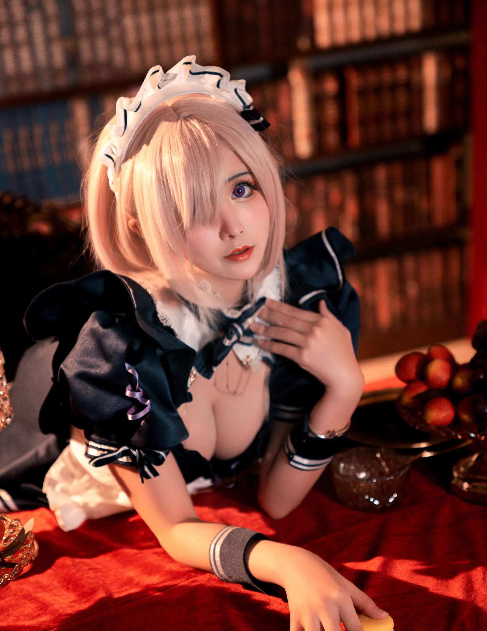 小礼好困黑白女仆风Cosplay照片