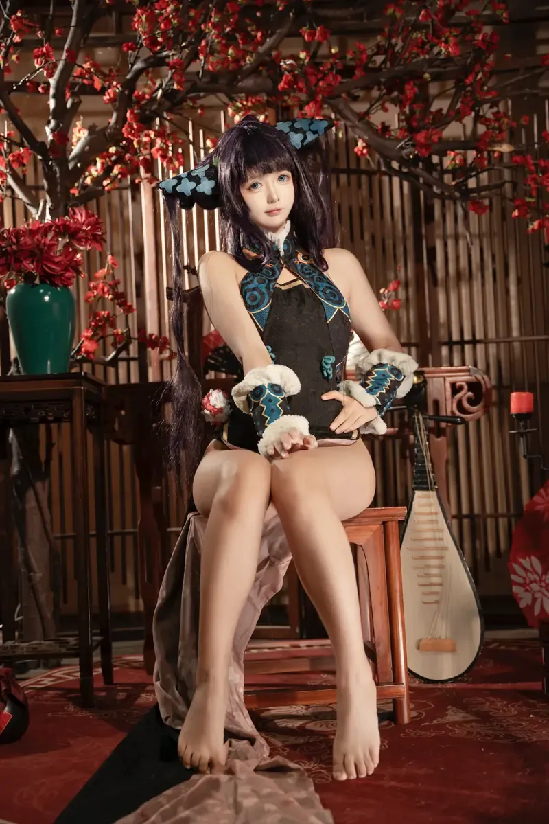 Sia不吃鱼黑色主题服装造型照片,人物坐在室内木质场景中,周围有红色装饰元素。