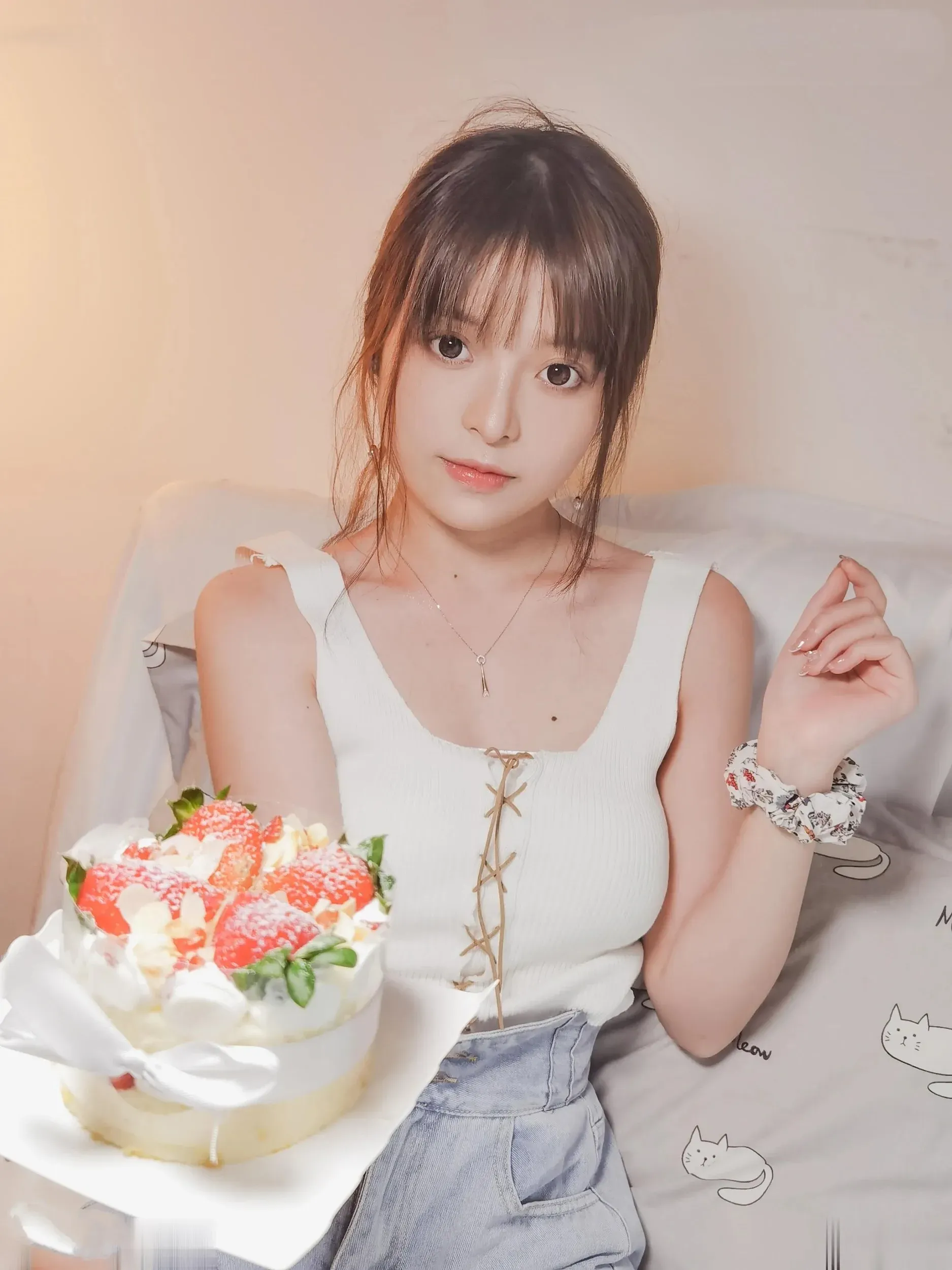 草莓味的奈奈兔白色服装室内照片