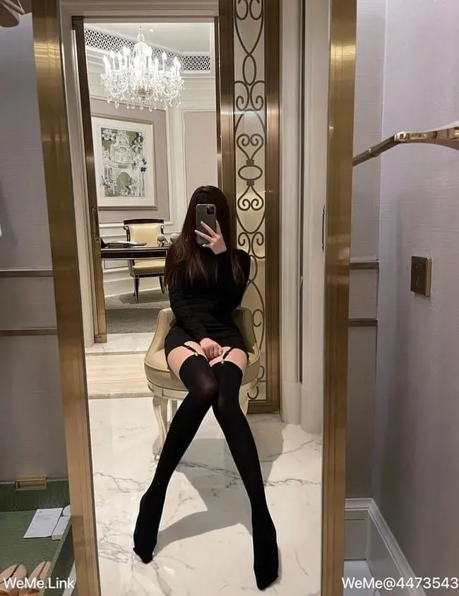 叉子宝宝黑色服装镜面环境照片