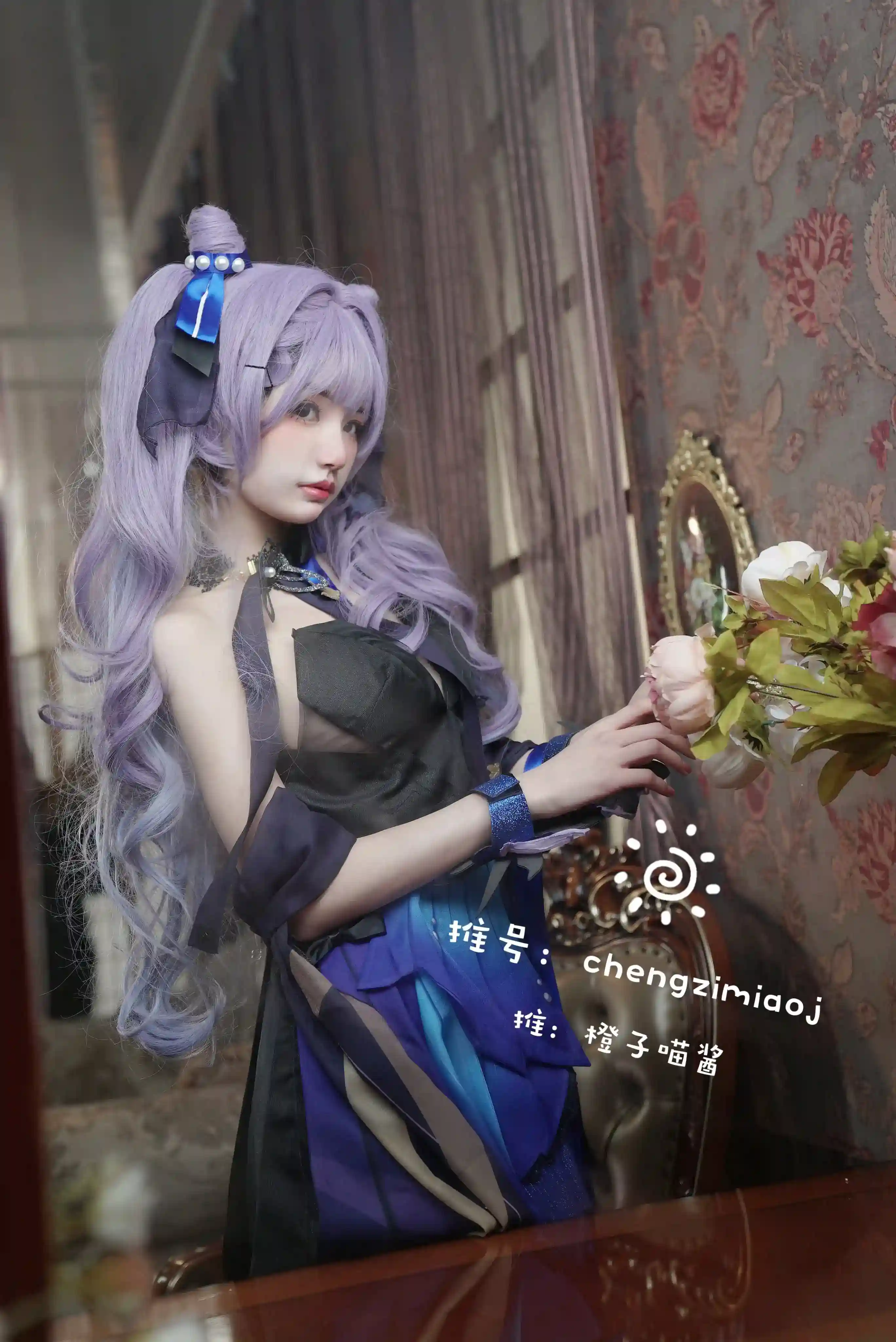 橙子喵酱紫色长发黑色服装室内造型照片