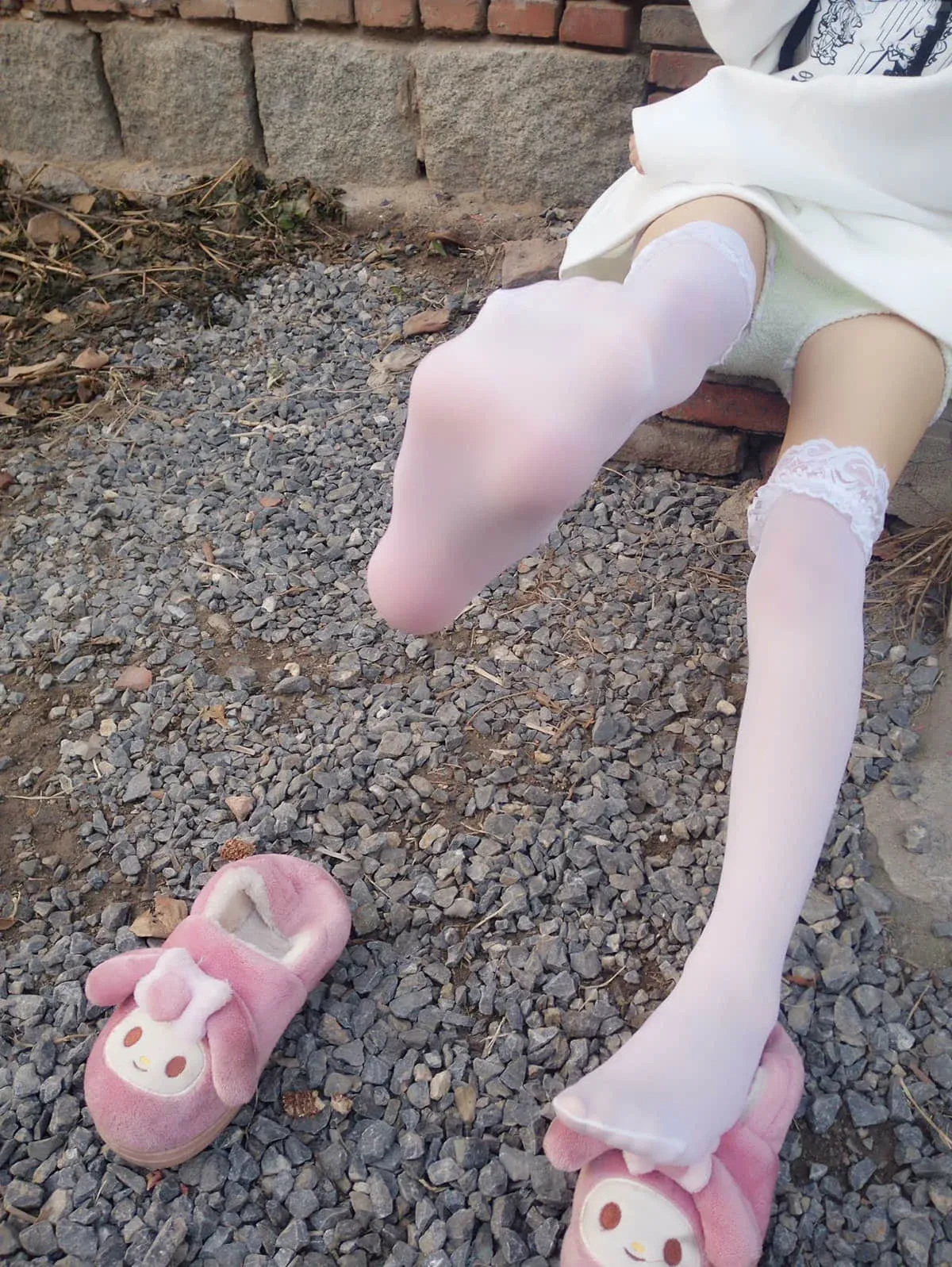 辰妈吖(叫我小辰妈) 辰妈吖白色服装坐姿照片