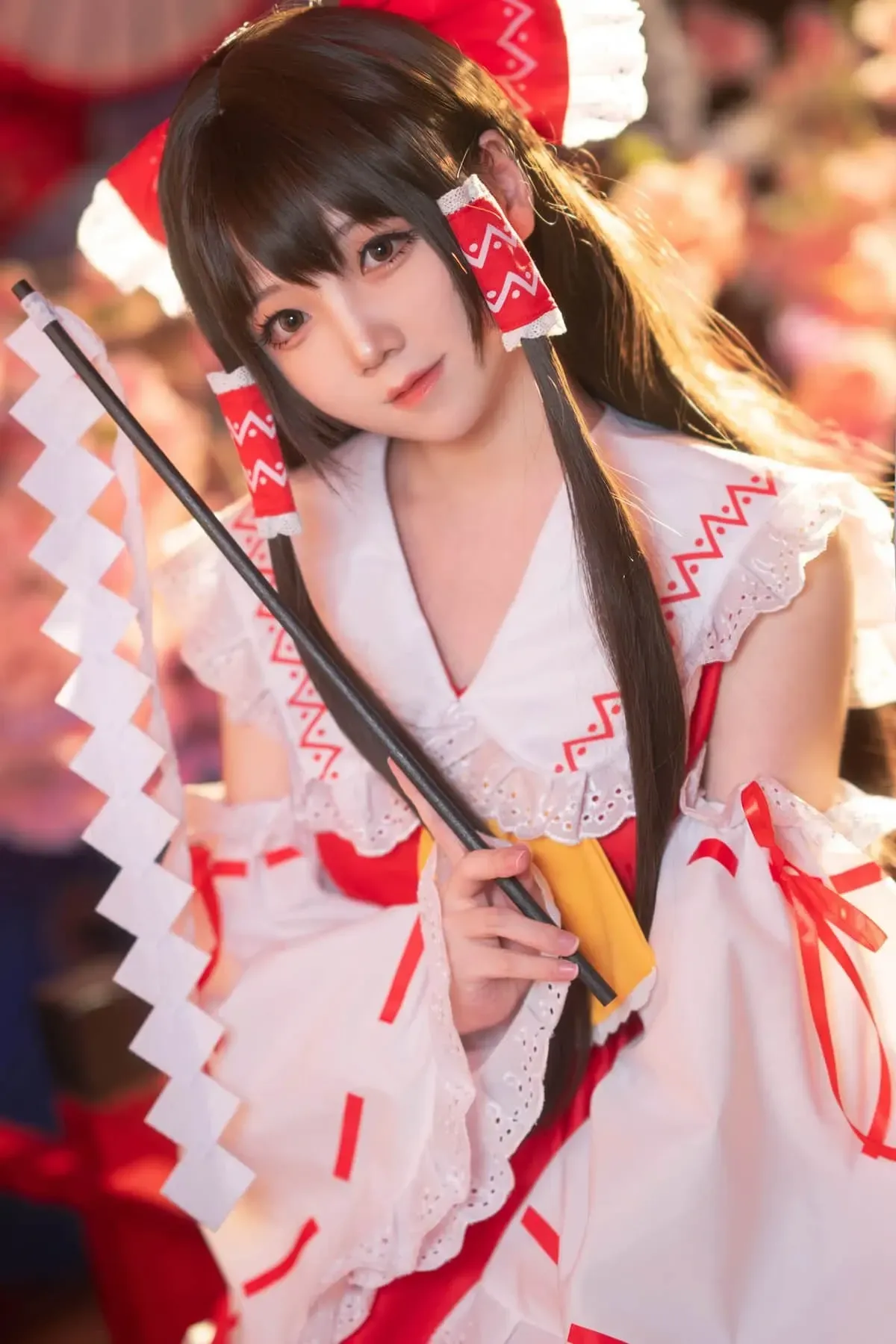 楚楚子w红白角色服饰近景照片