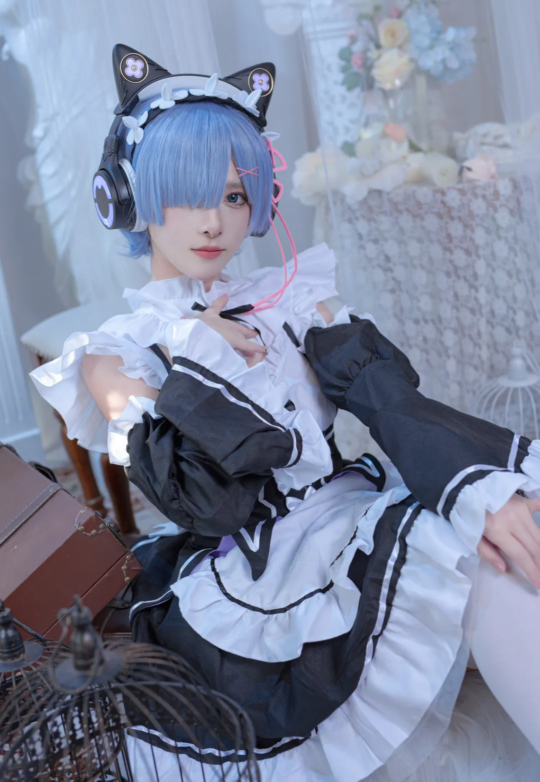 腥味猫罐蓝色假发搭配黑白服装佩戴猫耳耳机的照片