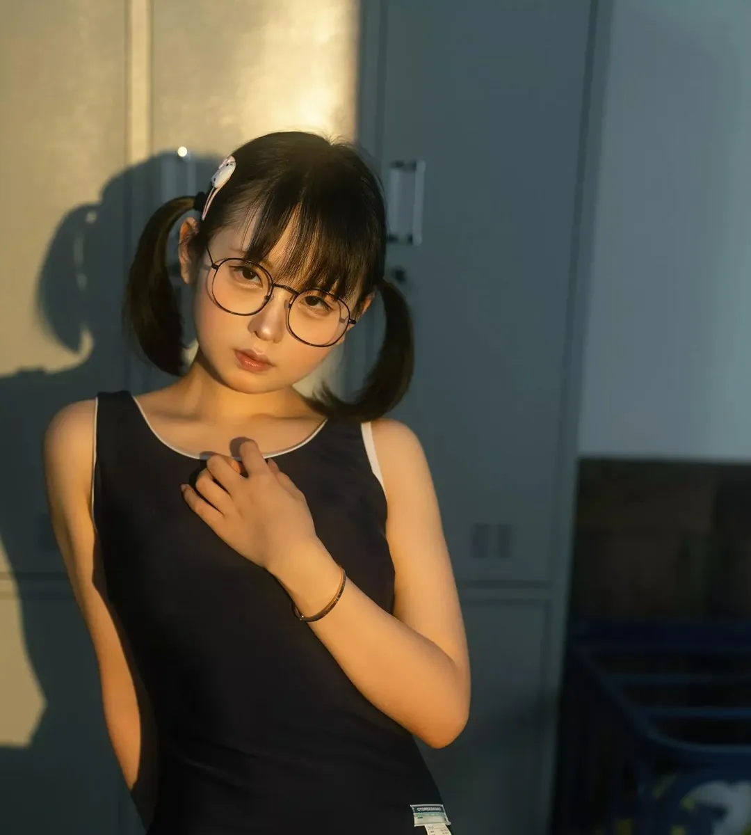 幼水铃衣 黑色服装搭配双马尾发型的室内肖像照片