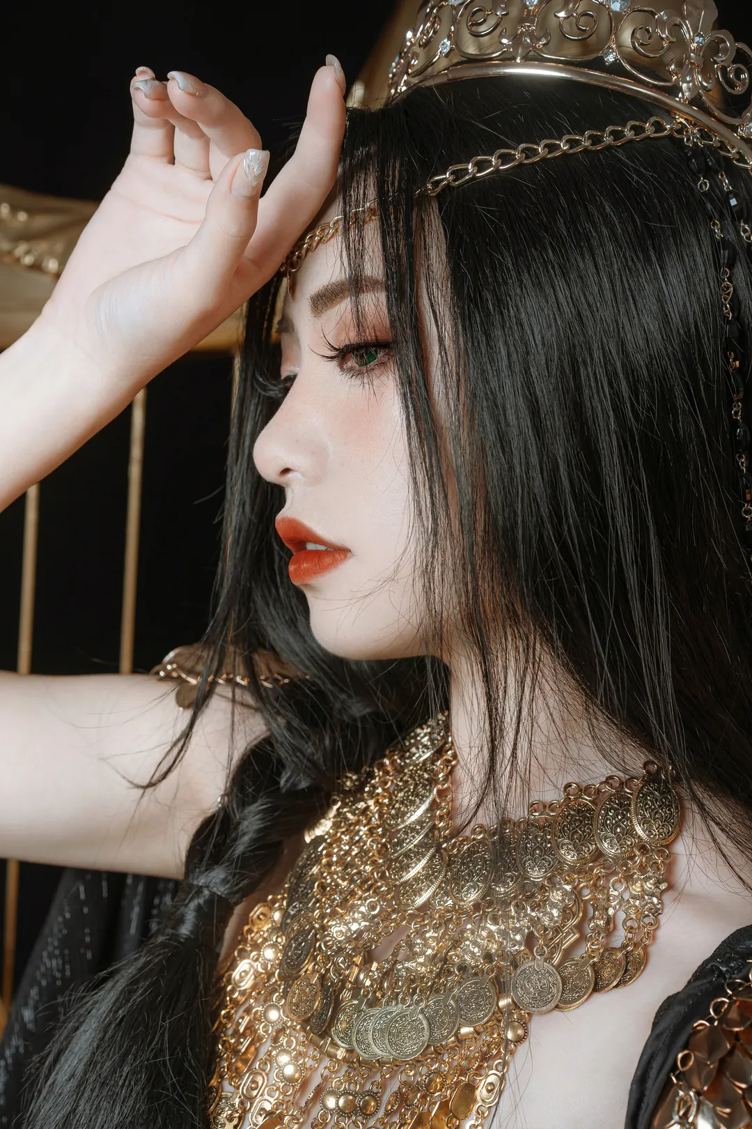爆机少女喵小吉佩戴金色头饰的侧脸造型照片