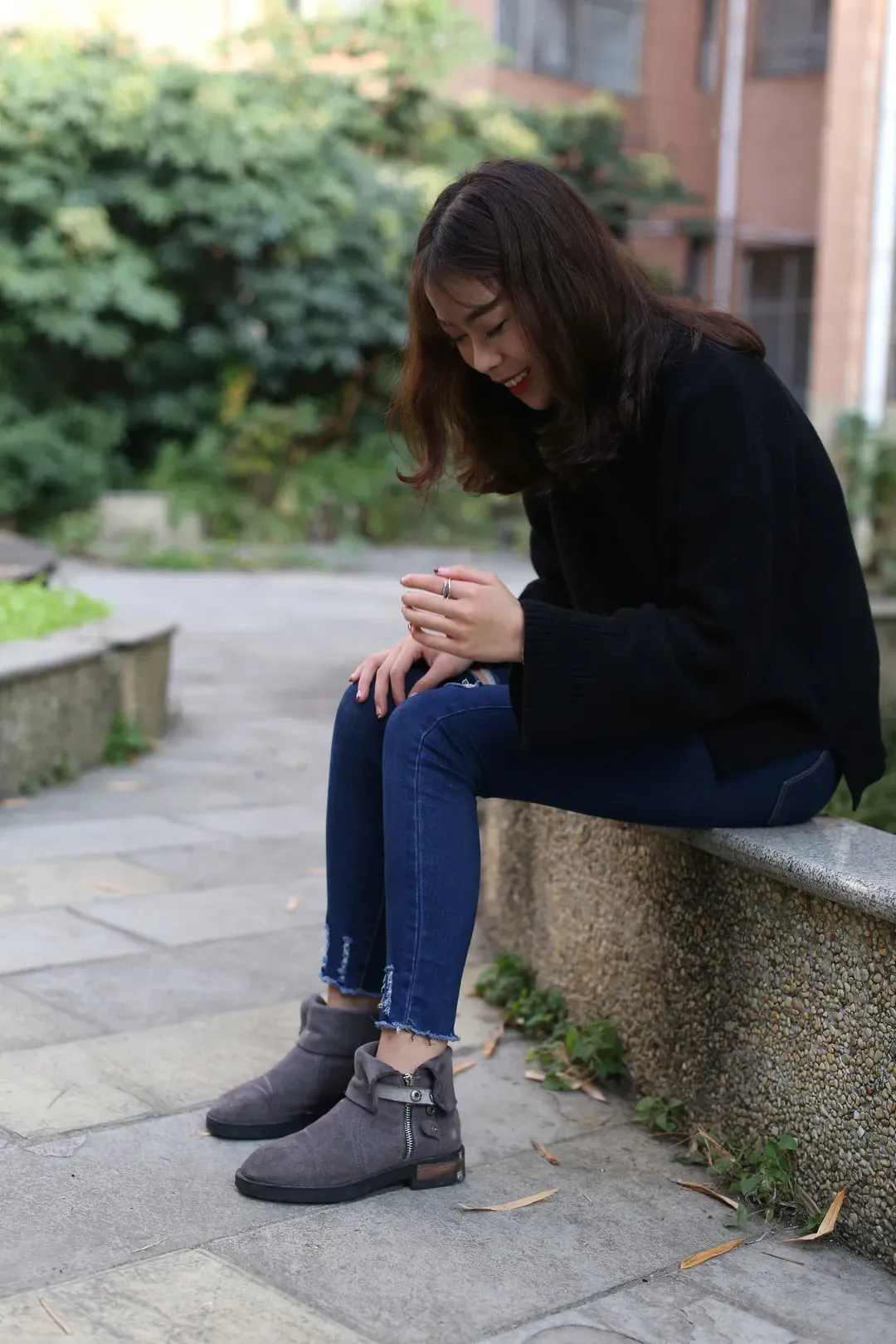 大西瓜爱牙膏 户外座椅旁人物坐姿摄影画面