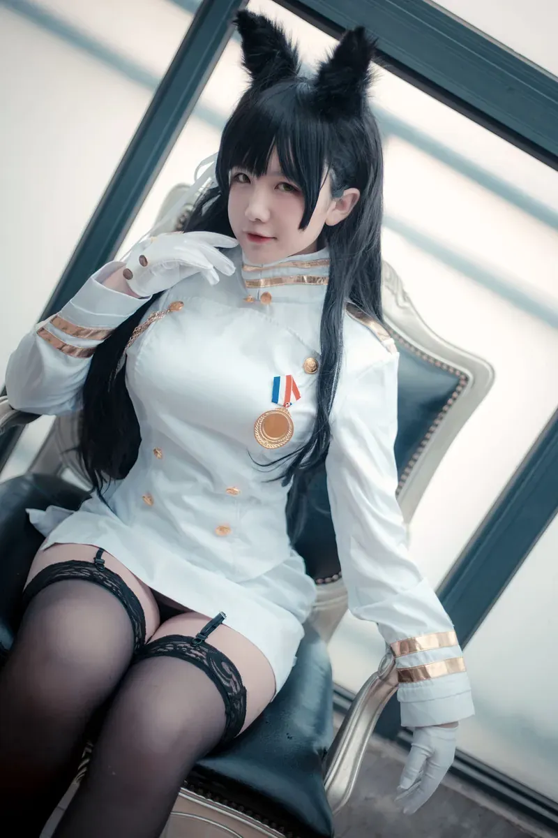 阿半今天很开心白色制服造型写真，黑色长发与室内环境