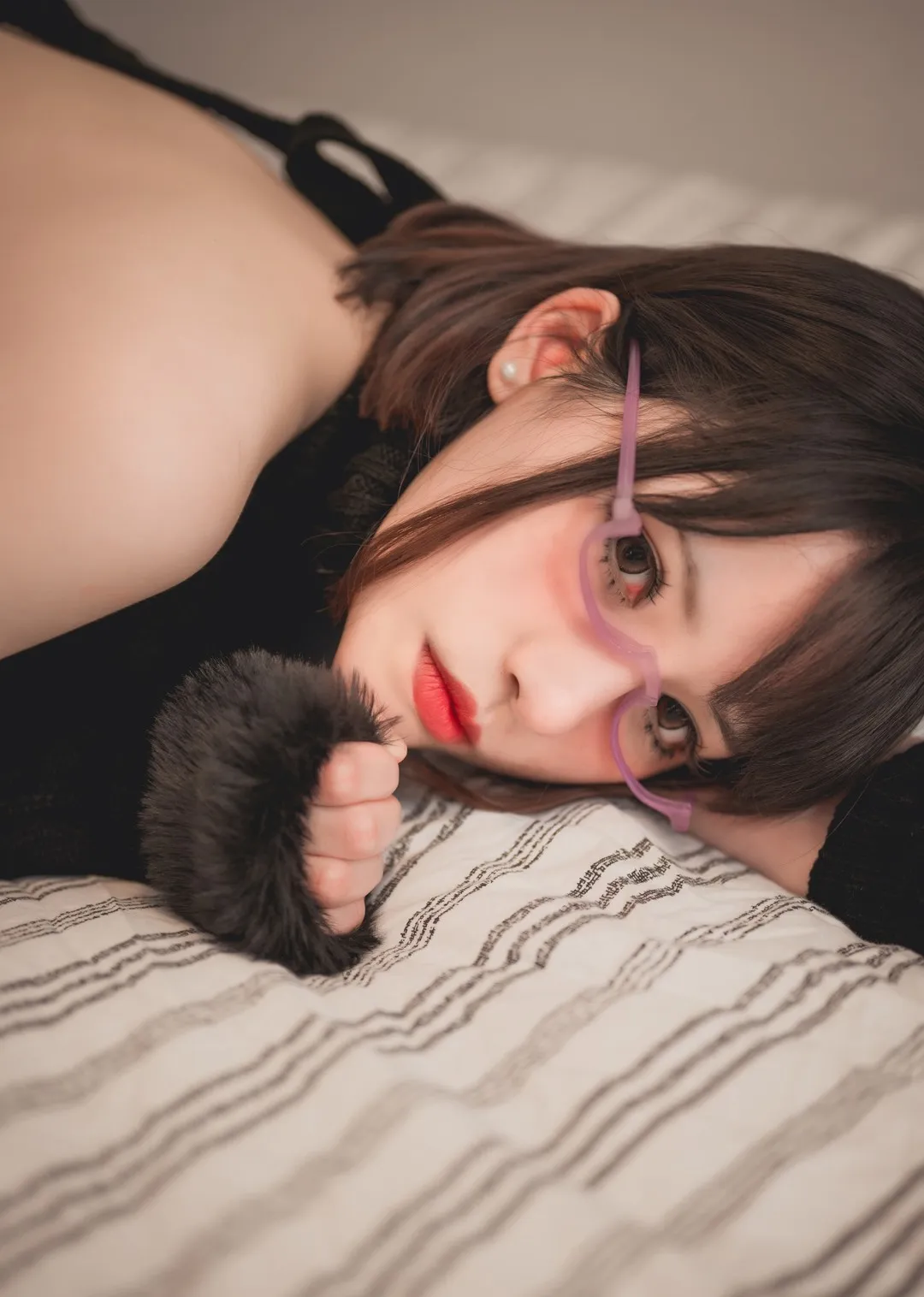 你十七鸽黑色服装躺卧姿态室内写真