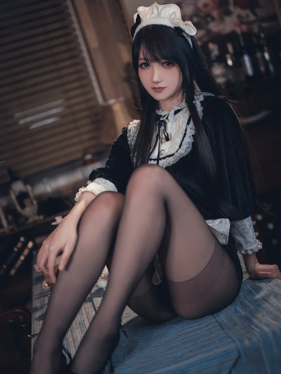 抖个姬灵 黑色服装搭配白色头饰的角色造型照片