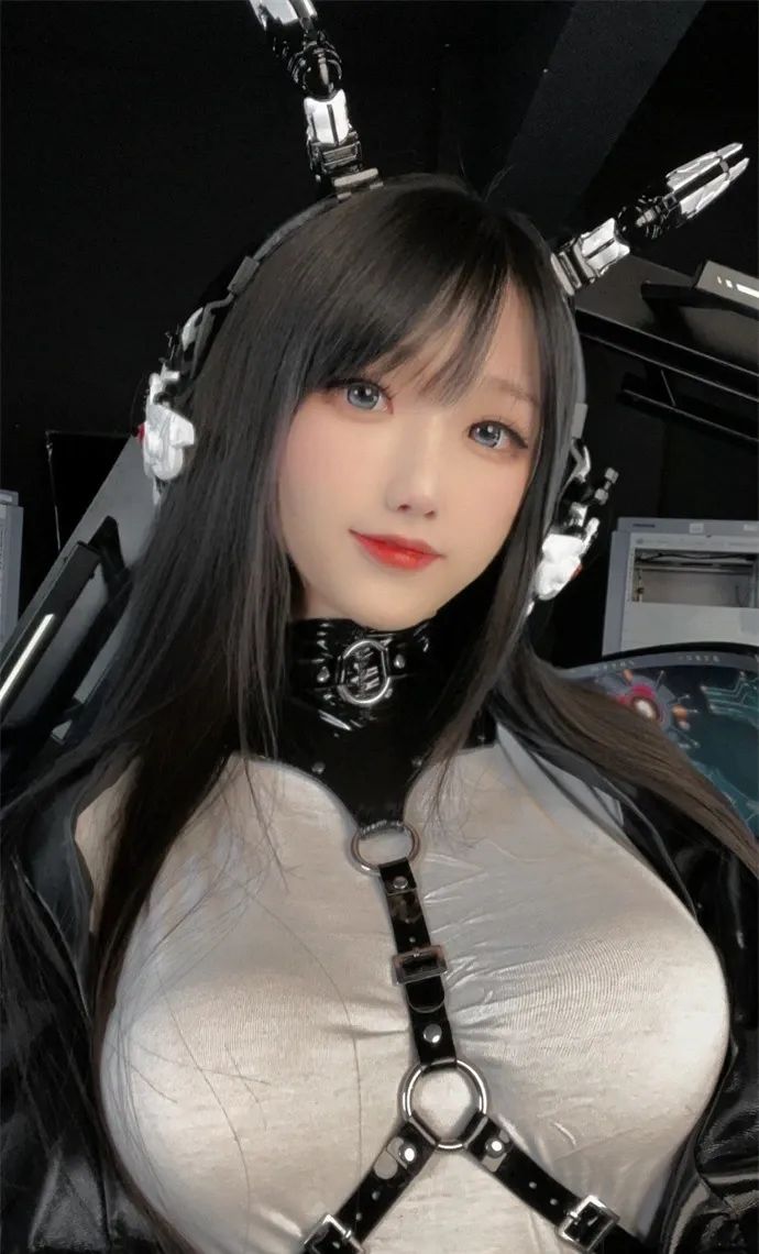 抖个姬灵 黑白服饰搭配机械元素背景的角色风照片