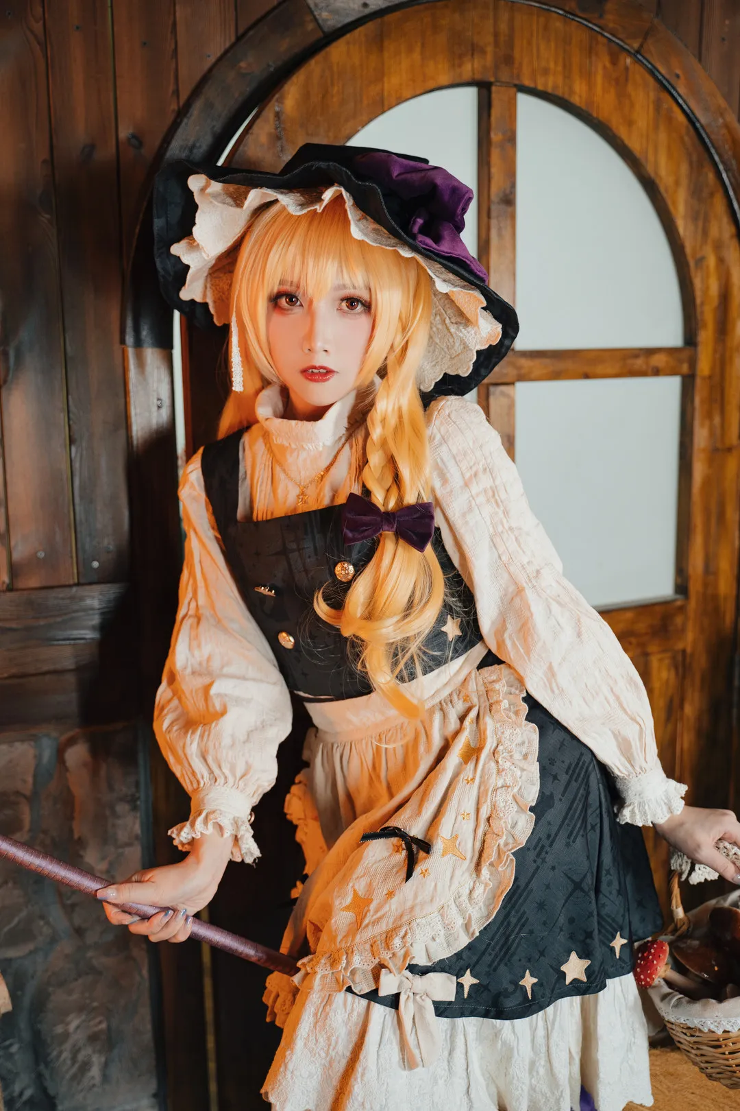 小和甜酒身穿魔女风服装站在木质背景空间中