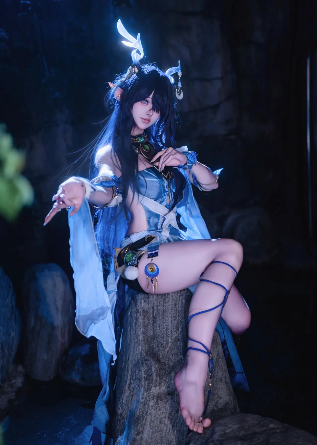 前野太太蓝色服装角色COS暗色背景写真