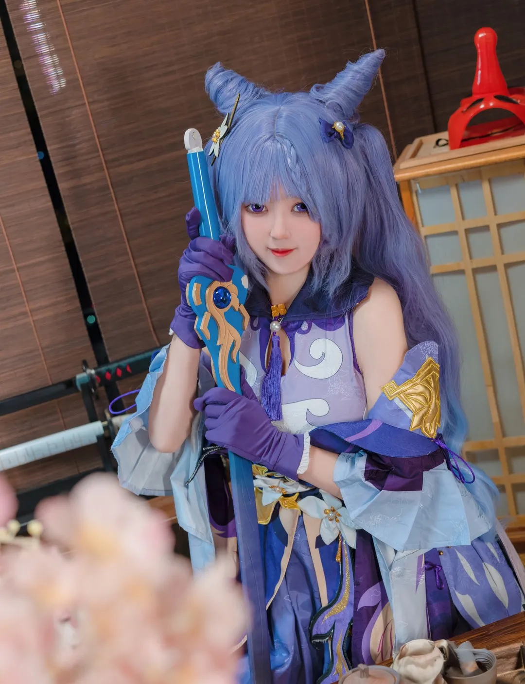 木之本澜蓝紫色角色造型，手持道具的近景写真