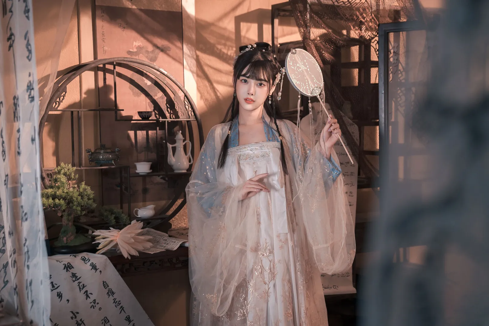 恋恋艾妮古风服饰室内全身照