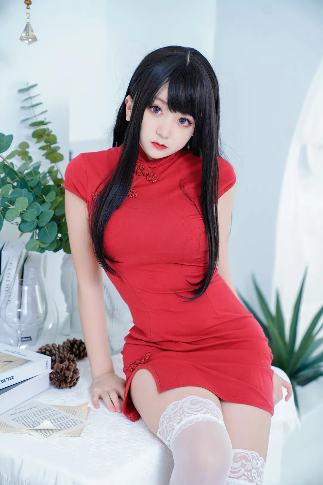 恩田直幸(桃夭葵) 白色服装人物坐在室内环境中的照片
