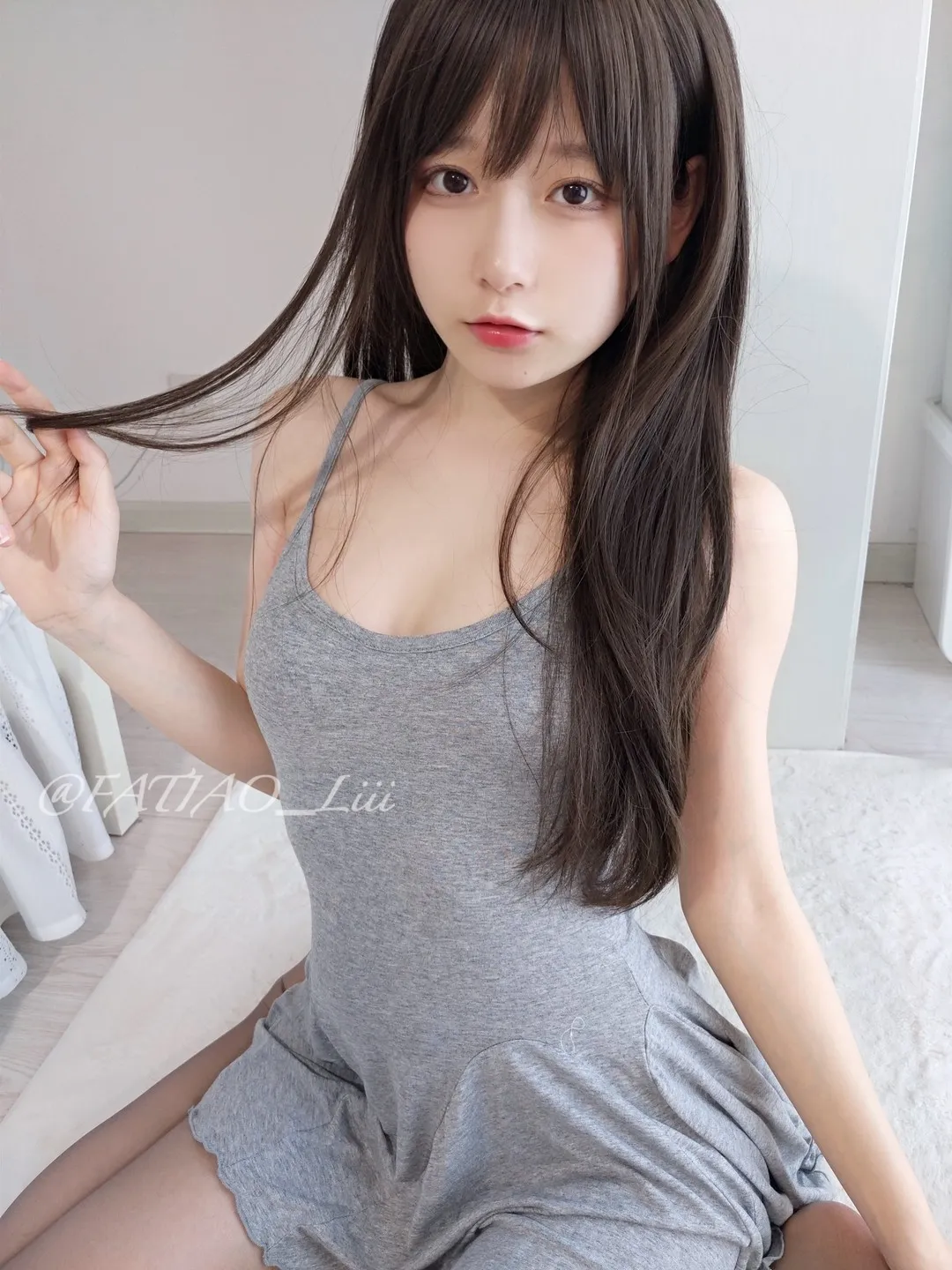 迷之呆梨 灰色服装搭配长发的近距离自拍照片