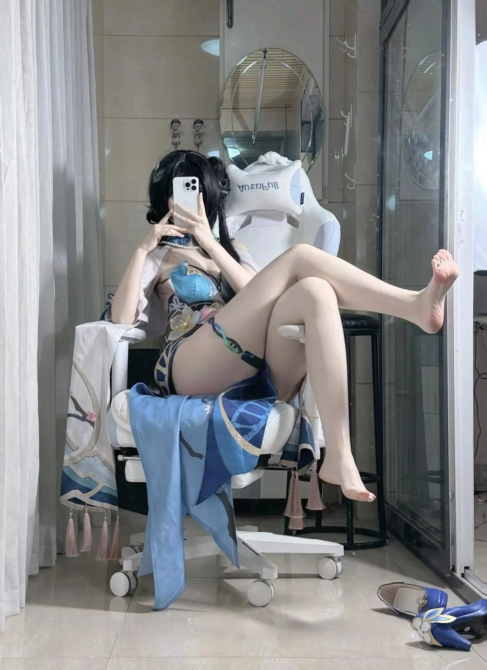 不可爱羚蓝色角色服饰写真,室内背景与光线层次