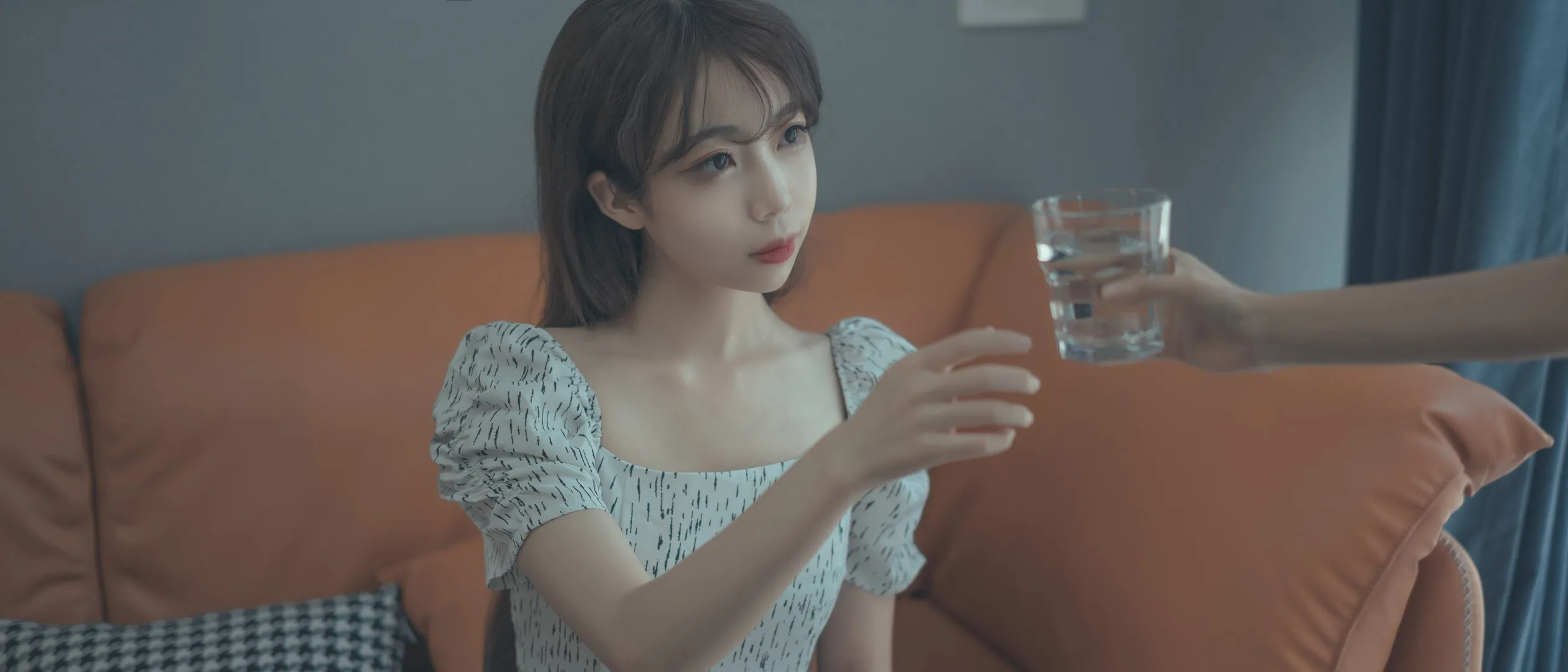 杏仁曲奇室内白色服装照片