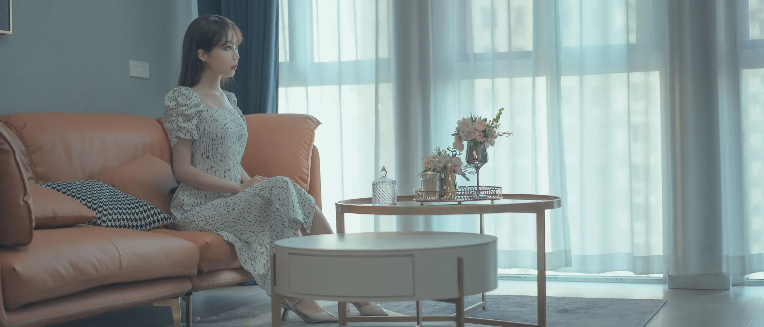 杏仁曲奇白色裙装室内场景照片