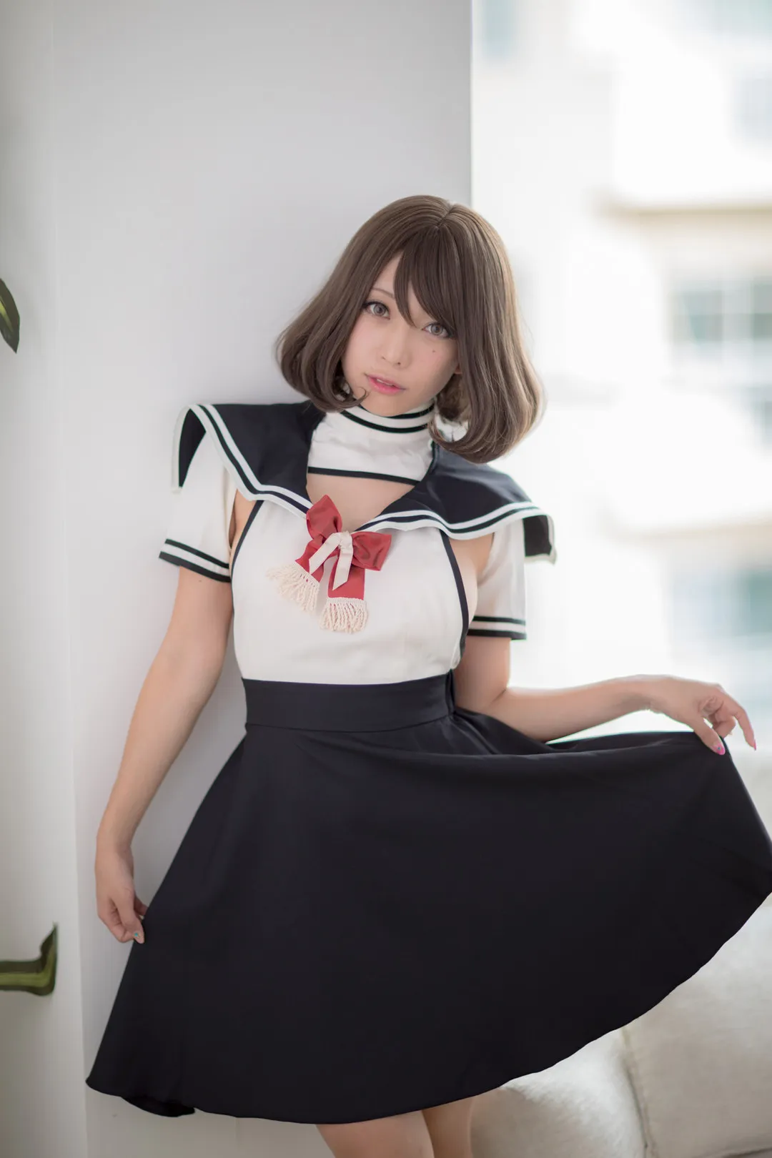 宫本彩希穿着黑白服装的人像照片