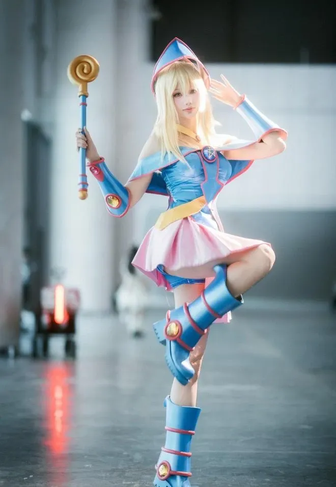 黄金二逼王 身穿蓝粉色角色服装并手持道具的Cosplay造型