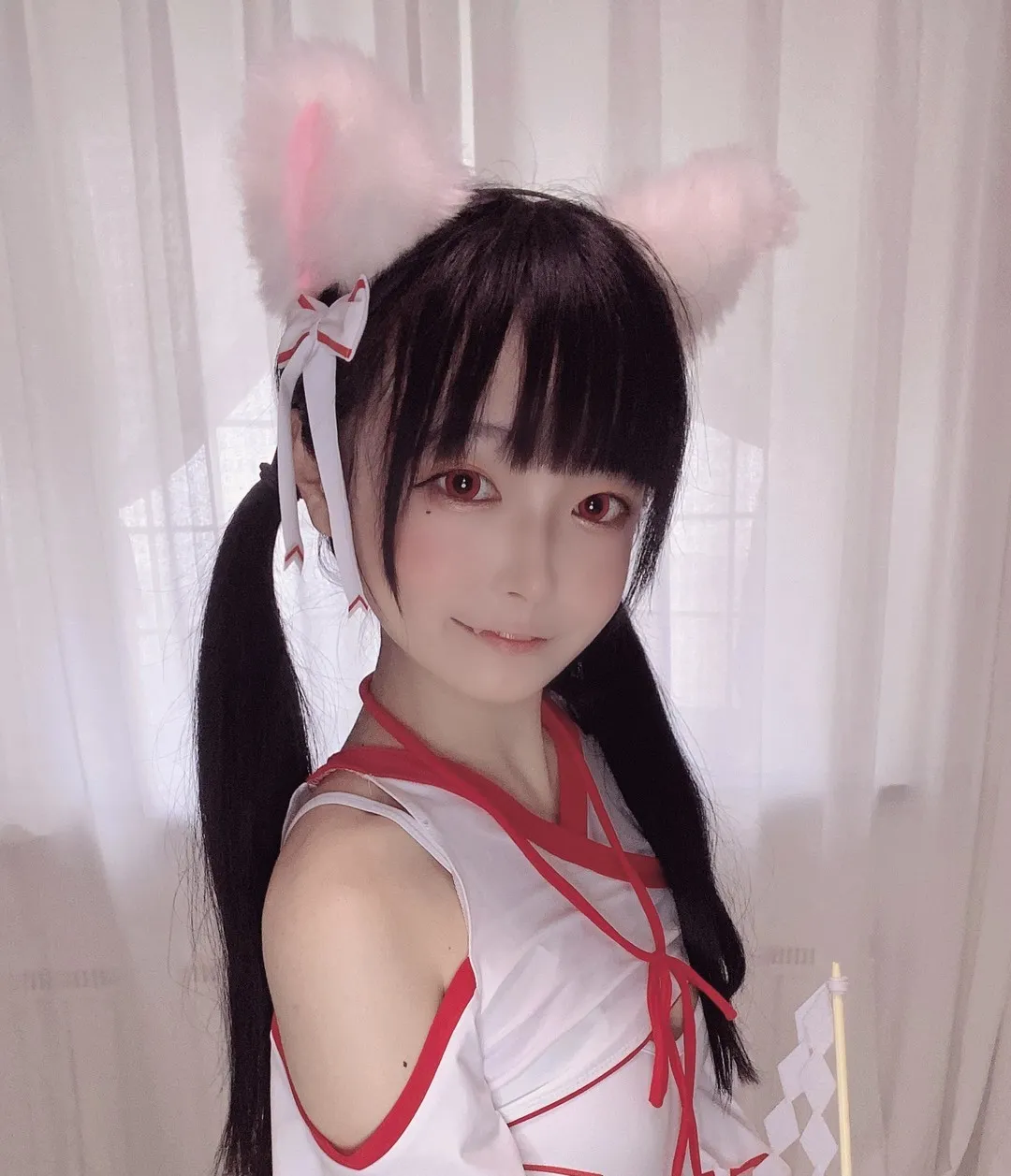 佳佳好难啊 黑色双马尾搭配白红色服装的角色扮演照片