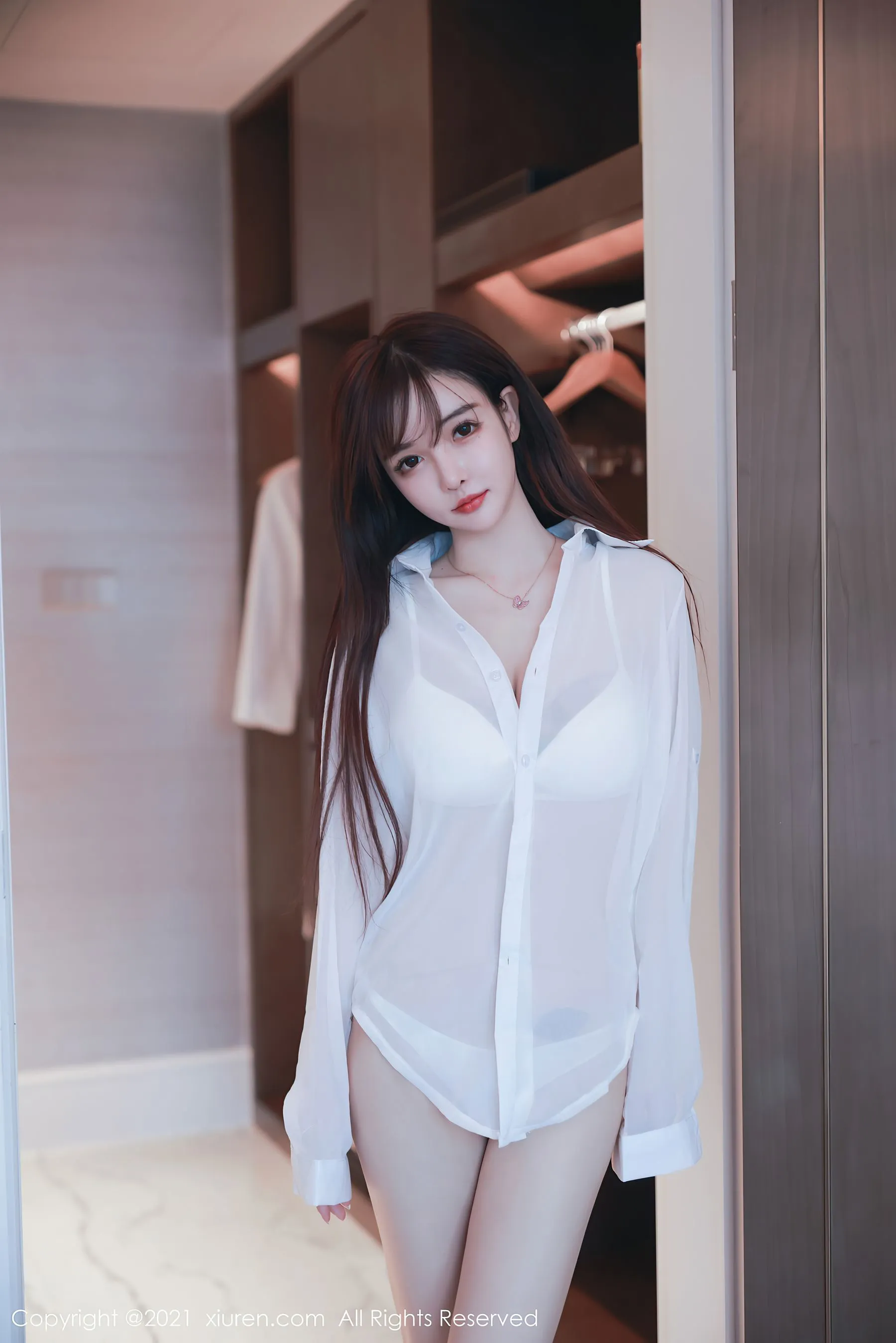 李嘉欣97室内白色衬衫造型照片