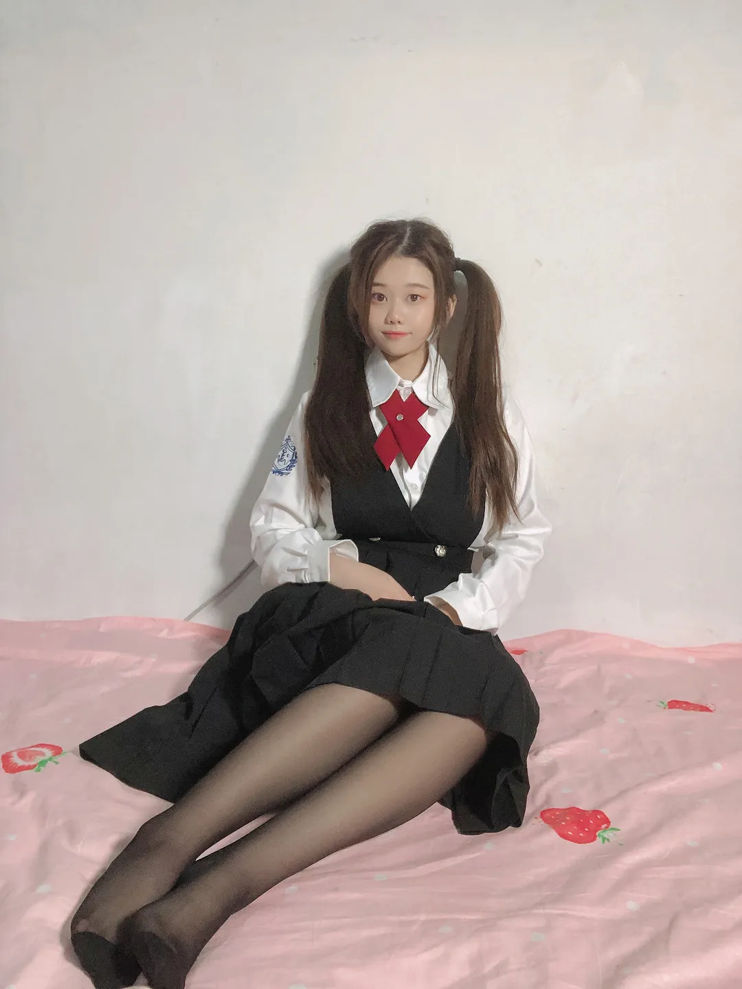 六碗鱼子酱 黑色制服裙装造型坐姿照片,室内简洁背景