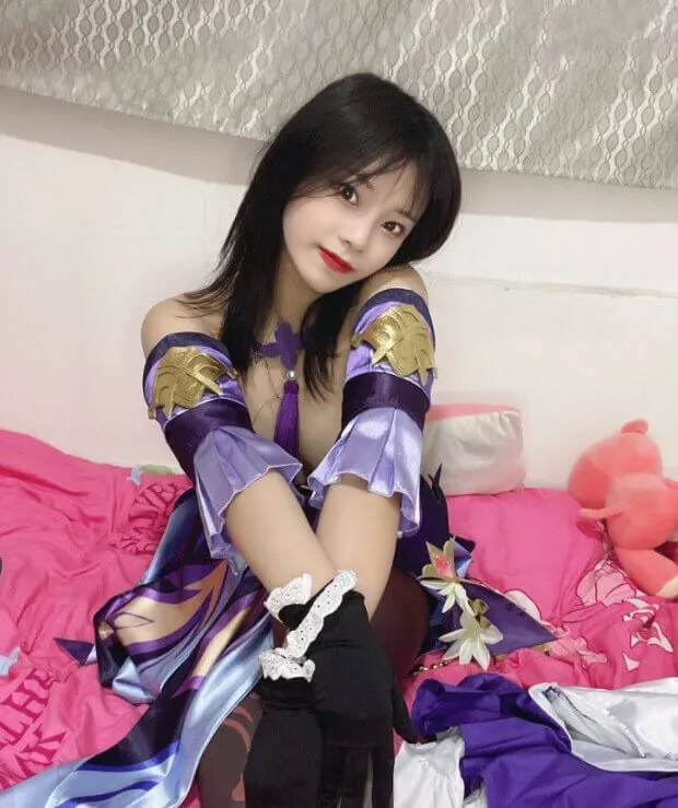 六碗鱼子酱 紫色角色服装照片，室内环境中的人物造型