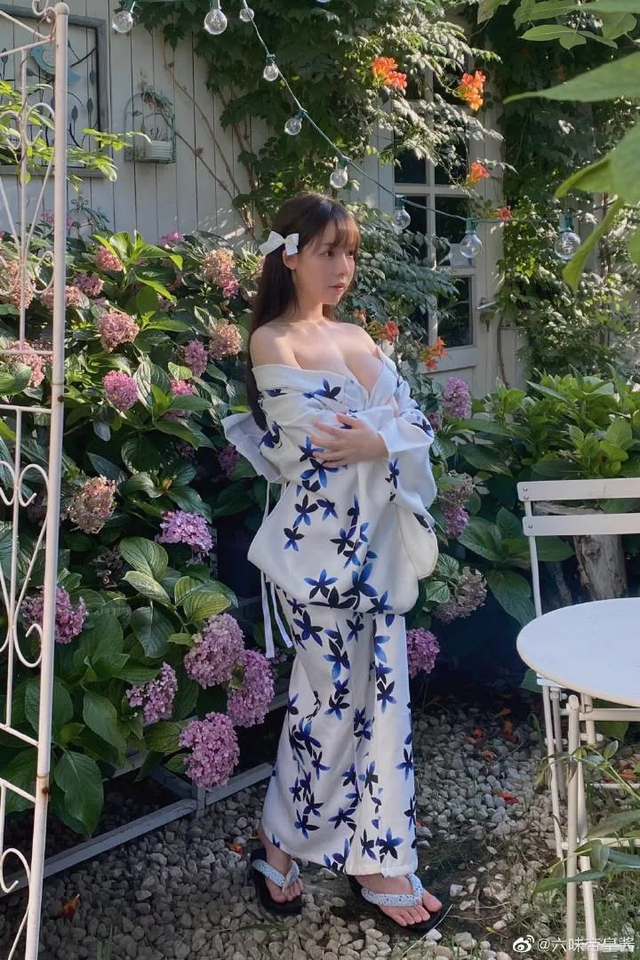 六味帝皇酱户外浅色服装造型照片