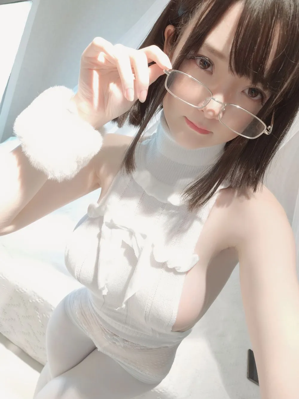 鹿八岁baby佩戴眼镜穿白色服装的近距离写真