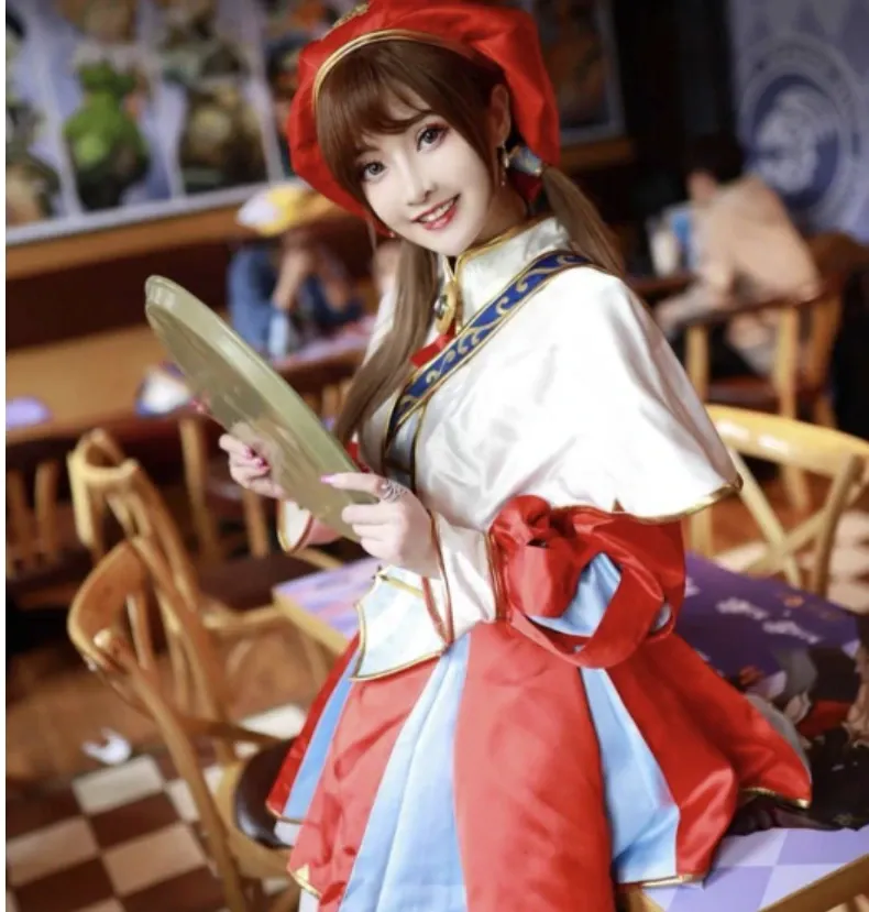 露儿大魔王红白角色服装坐姿照片