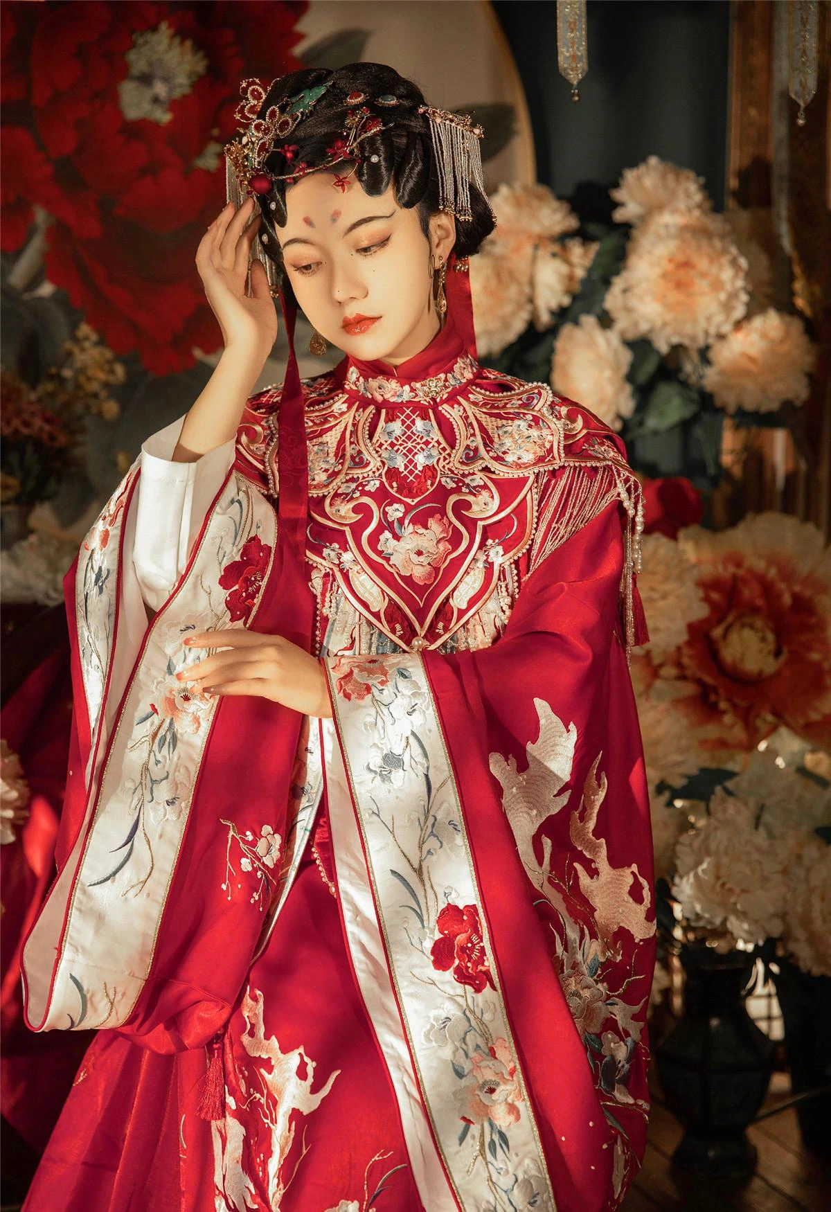 洛丽塔大哥身穿红色传统服装的室内造型照片