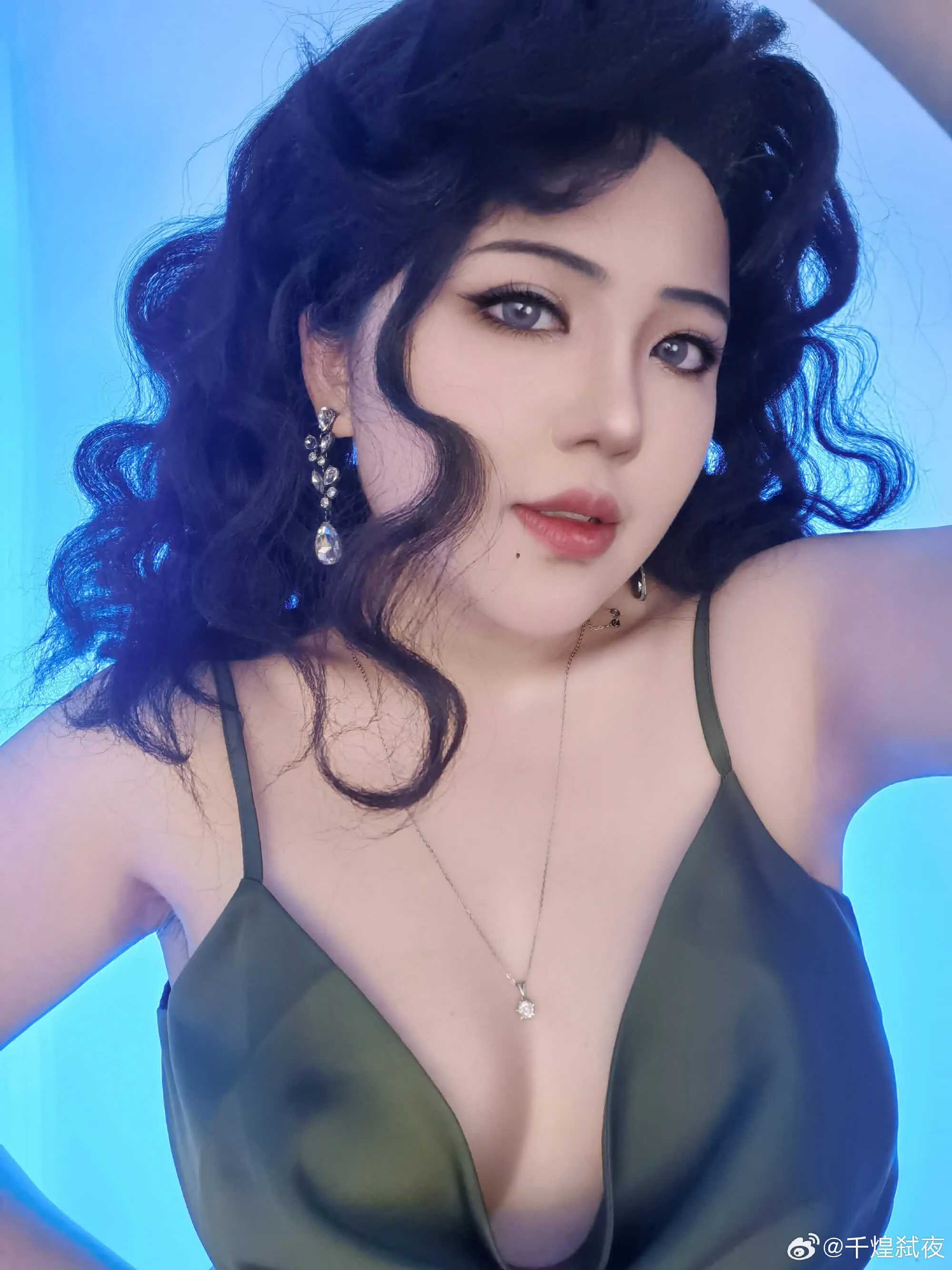 千煌弑夜黑色服装近景照片