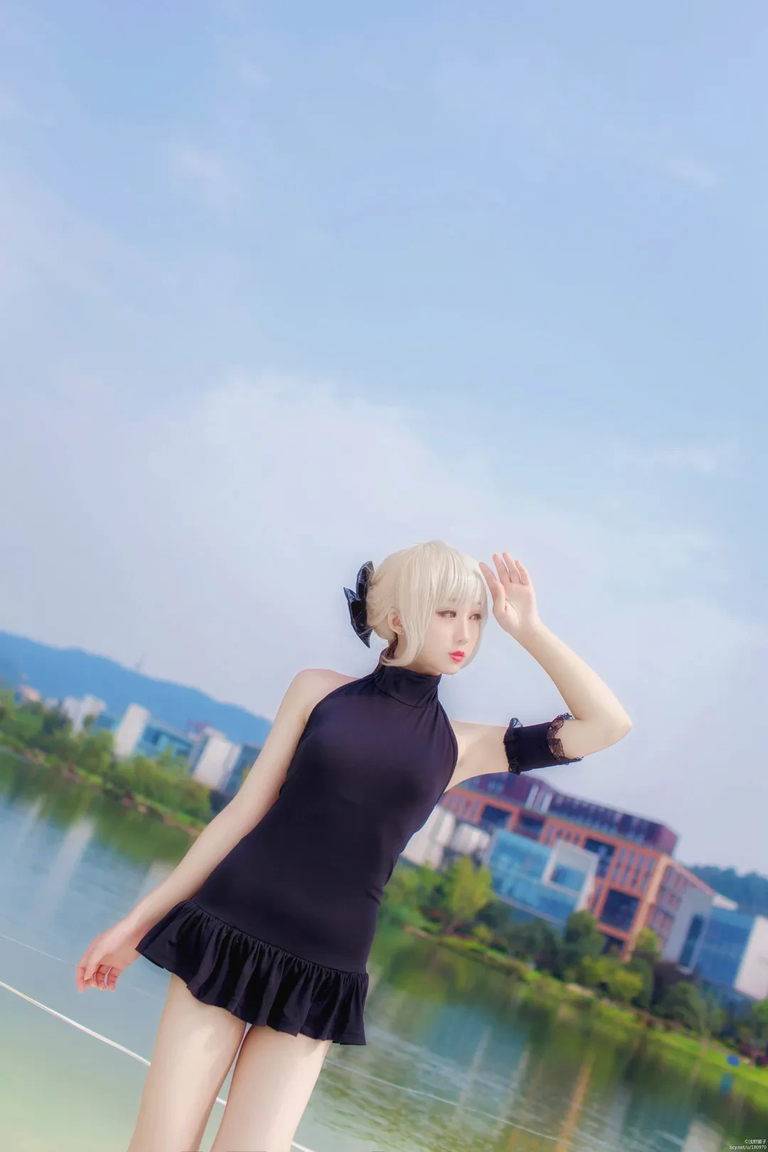 浅野菌子白色假发黑色服装户外造型照片