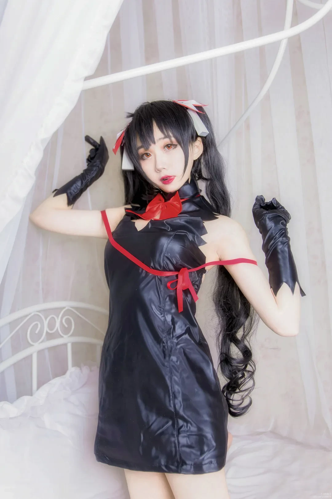 浅野菌子黑色红色服装室内角色造型照片