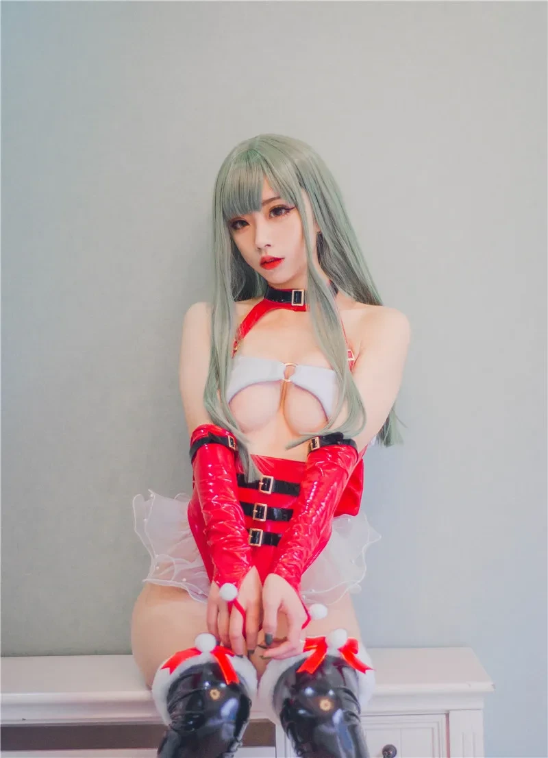 清颜真德秀 暗色服装人物处于蓝红灯光环境中的照片