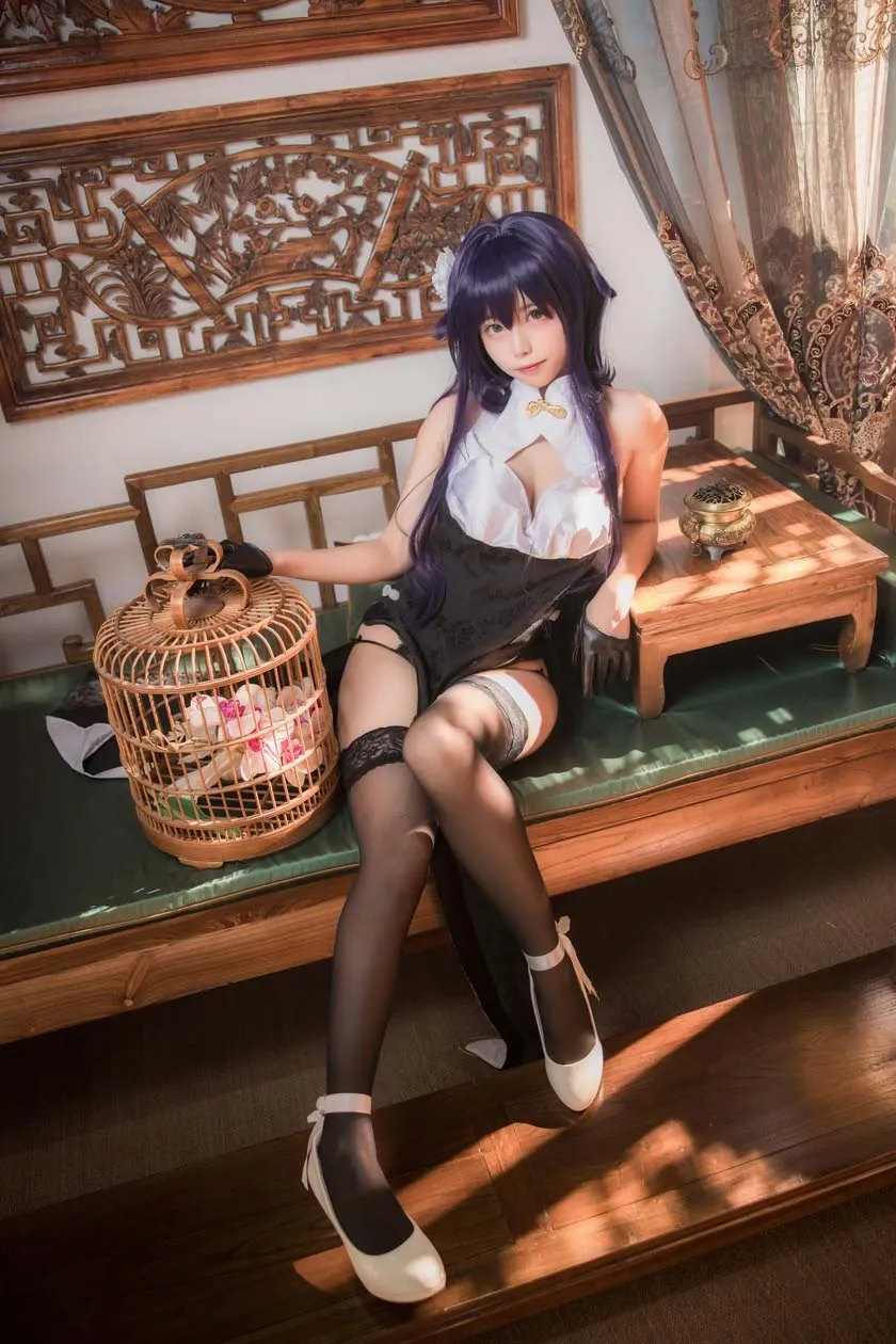 三無人型黑白服饰造型全身写真，古典室内环境