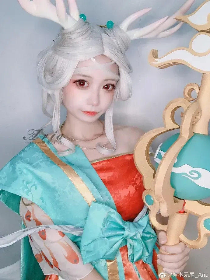 神本无尾白色假发搭配古风服饰手持道具的照片