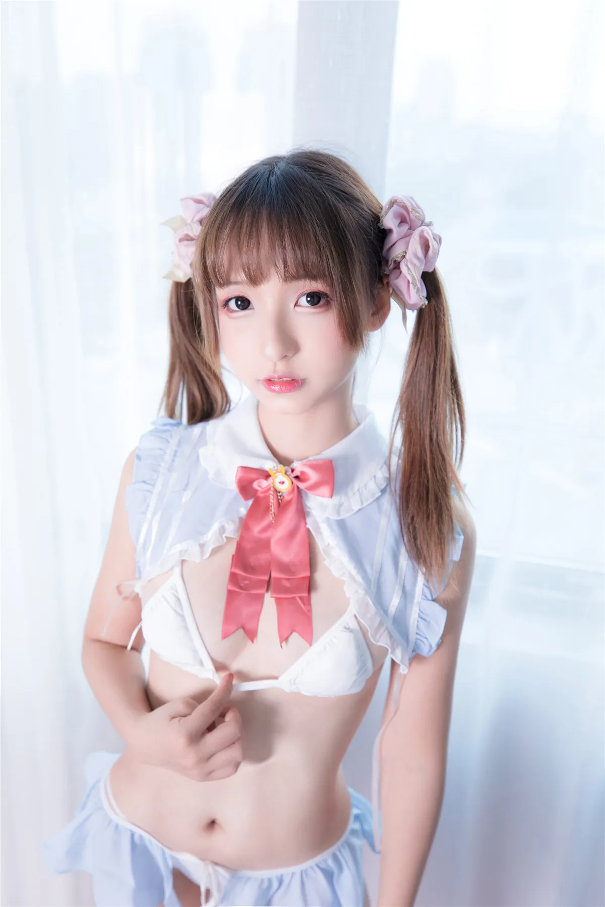神楽坂真冬 人物佩戴粉色发饰并穿浅色服装站在明亮背景前的照片
