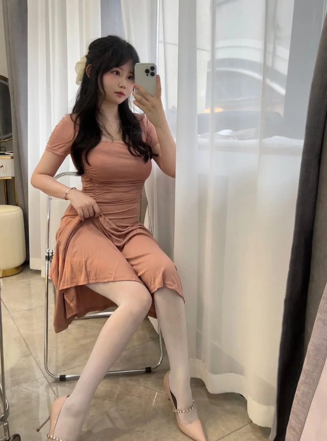 是依酱吖在室内浅色背景中的造型照片