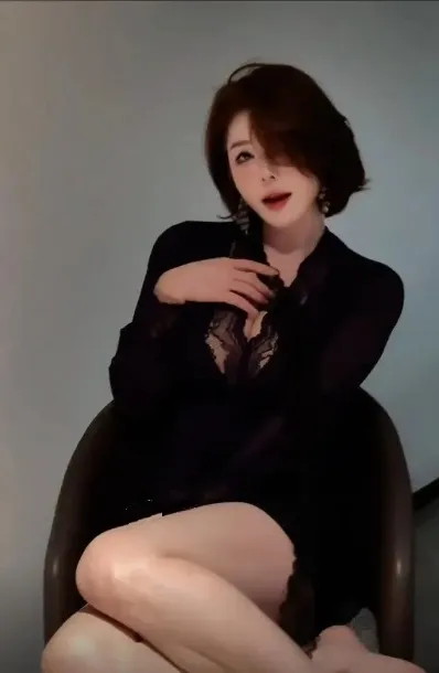 手什么葵穿黑色服装坐在椅子上的造型照片