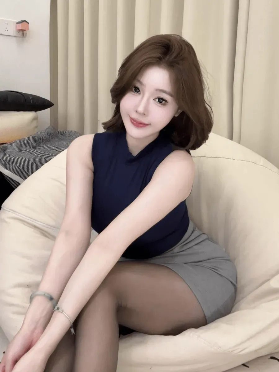 手什么葵坐在沙发上的室内照片