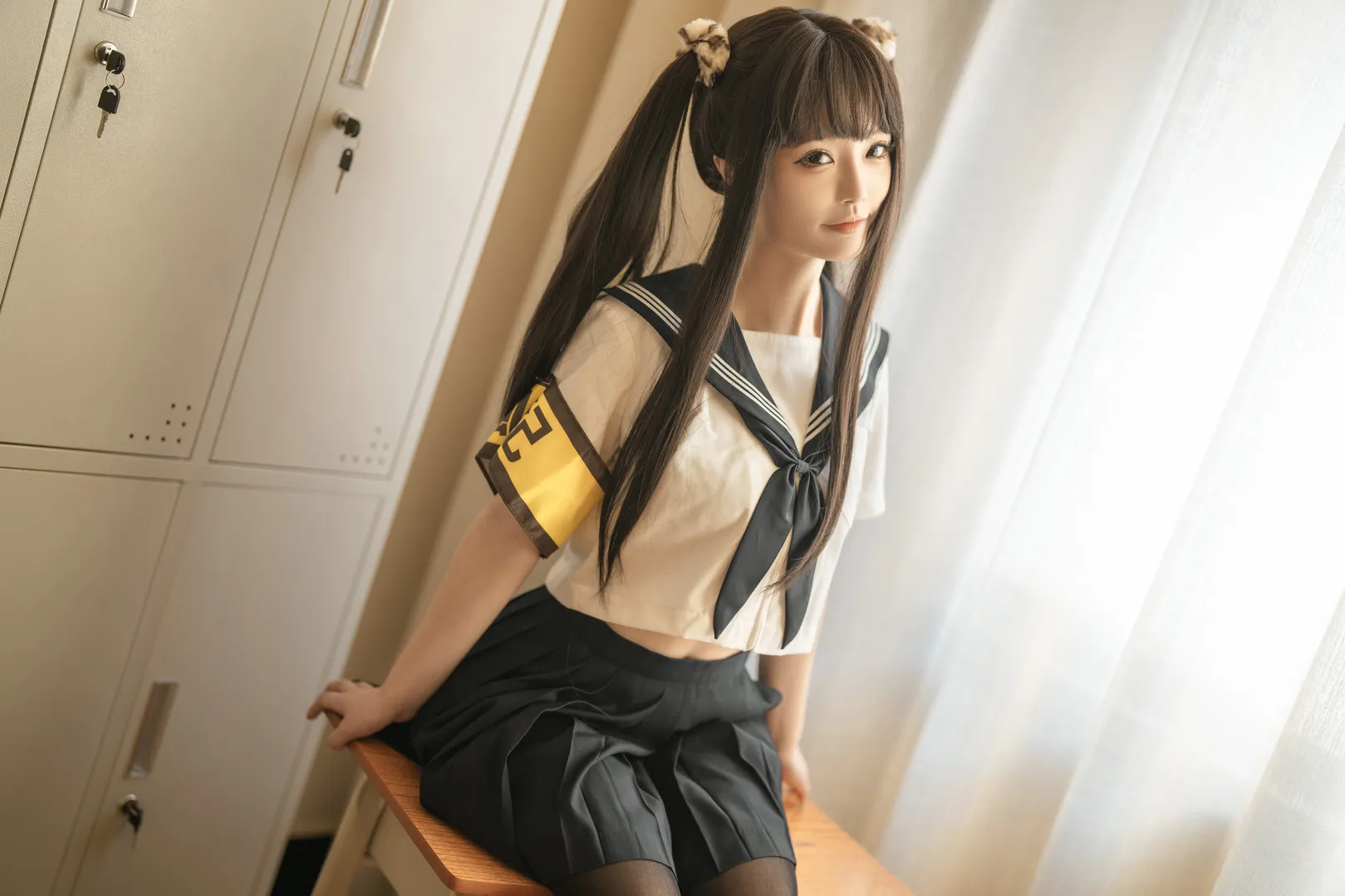 桃良阿宅 黑白校园风服饰与室内光线结合的照片