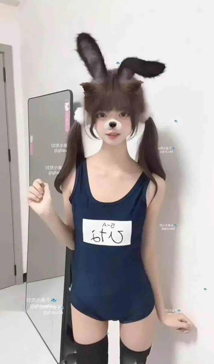 讨厌小鱼干佩戴兔耳装饰搭配深色服装的照片
