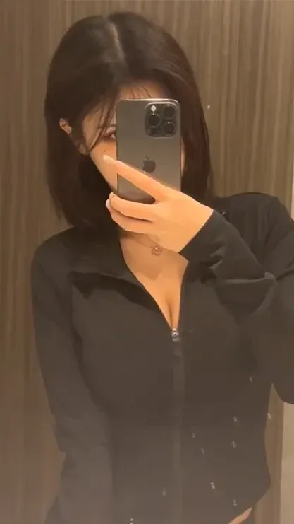 铁岭县刘辉商店 黑色服装搭配手机自拍姿势的照片