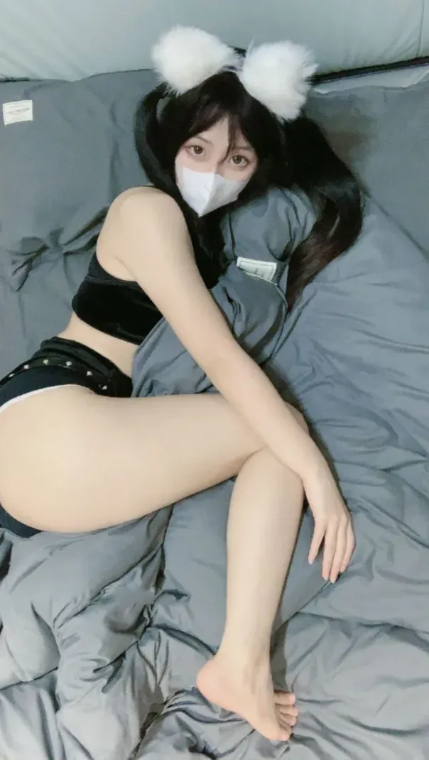 突变的柠檬 黑发人物佩戴白色装饰躺在灰色床铺上的照片